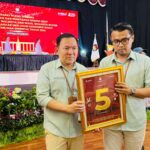 Dokter Rayendra-Eka Maulana sedang menunjukan nomor undian untuk calon wali kota dan wakil wali kota bogor