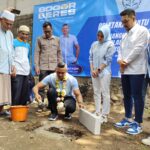 Calon Wakil Wali Kota Bogor, Jenal Mutaqin peletakan batu pertama pembangunan ruang belajar di PKBM Bakti Nusa, Katulampa Bogor, Rabu 25 September 2024