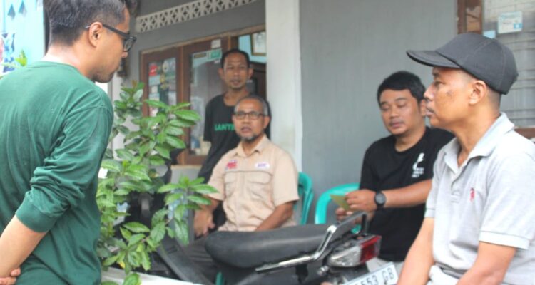 Eka Maulana saat menyapa dan menyerap aspirasi dari warga Gunung Batu