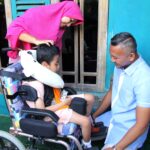 Jenal Mutaqin saat blusukan ke warga dan melihat anak yang sedang sakit