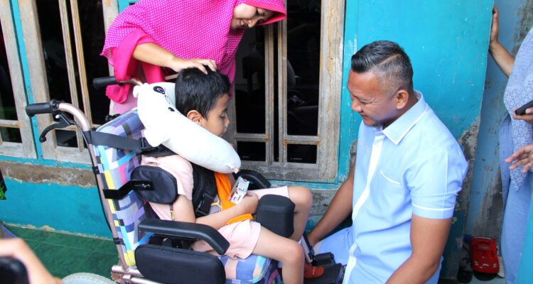 Jenal Mutaqin saat blusukan ke warga dan melihat anak yang sedang sakit