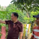 Dokter Rayendra tengah melihat kondisi turap yang longsor di kawasan bantar jati Kota Bogor