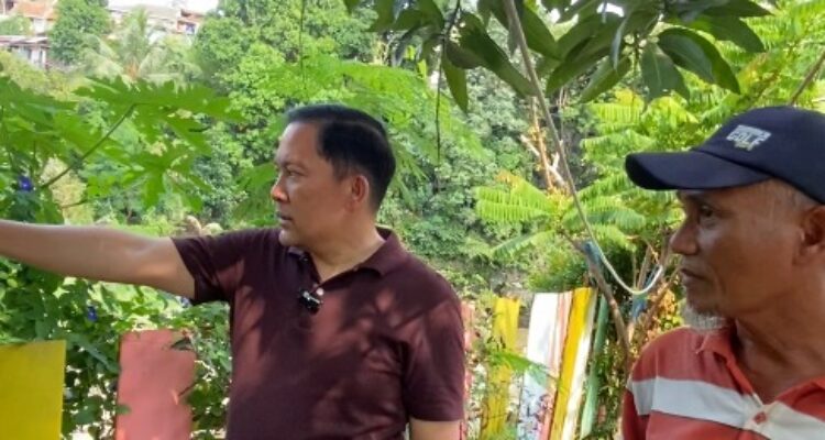 Dokter Rayendra tengah melihat kondisi turap yang longsor di kawasan bantar jati Kota Bogor