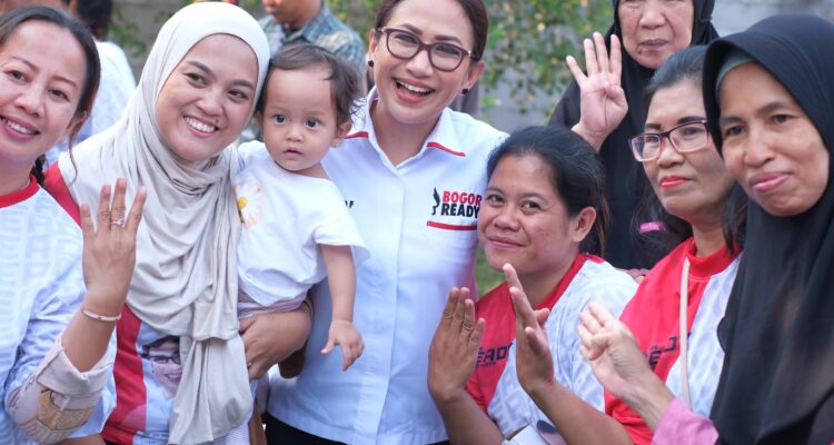 Rena Da Frina bersama dengan Emak-Emak