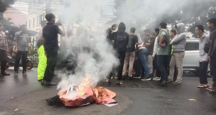 AMMB Melakukan aksi demontrasi di depan Kantor Disperumkim Kota Bogor