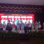 Para pasangan calon wali kota dan wakil wali kota menunjukan nomor urut