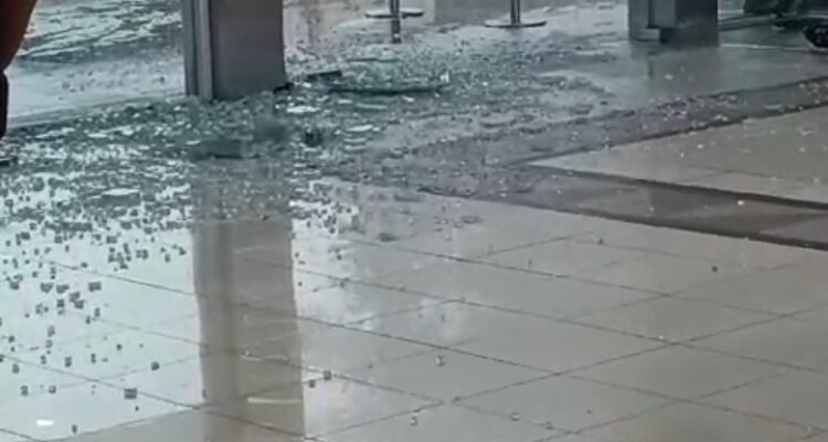 Kaca pintu mall botani square Bogor pecah hingga hancur. Penyebabnya karena hujan disertai angin kencang
