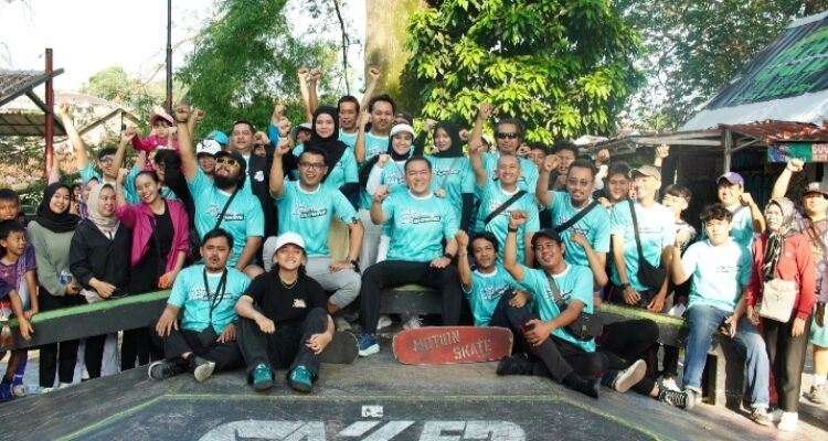 Foto Bersama Dokter Rayendra-Eka Maulana dengan warga di Lapangan Sempur Bogor