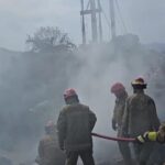 Damkar tengah melalukan evakuasi terhadap bengkel yang kebakaran di Sentul Bogor