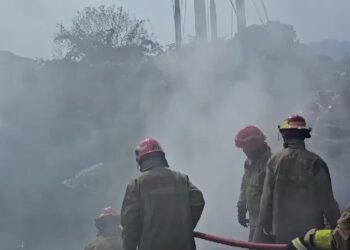 Damkar tengah melalukan evakuasi terhadap bengkel yang kebakaran di Sentul Bogor