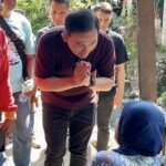 Dokter Rayendra ketika mendapati ibu ibu yang menderita katarak saat blusukan