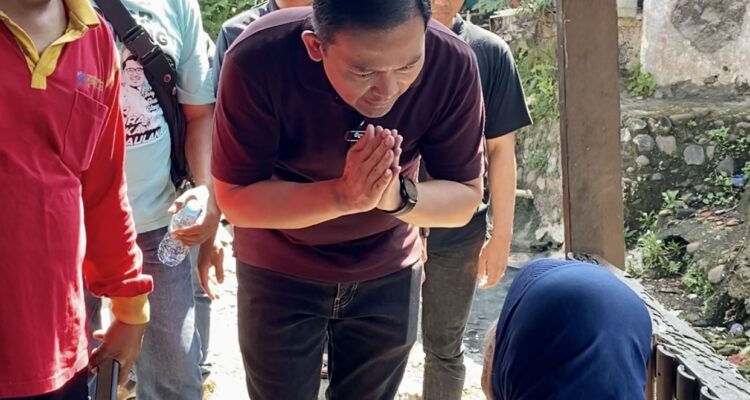 Dokter Rayendra ketika mendapati ibu ibu yang menderita katarak saat blusukan