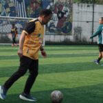 Dokter Rayendra saat bermain sepak bola