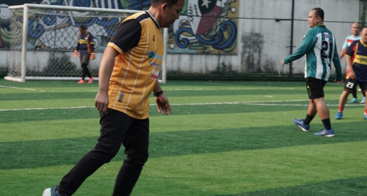 Dokter Rayendra saat bermain sepak bola