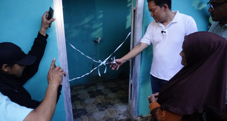 Dokter Rayendra meresmikan MCK Komunal di Cipaku Bogor