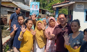 Dokter dengan Kader Posyandu Dokter Rayendra bersama kader Posyandu