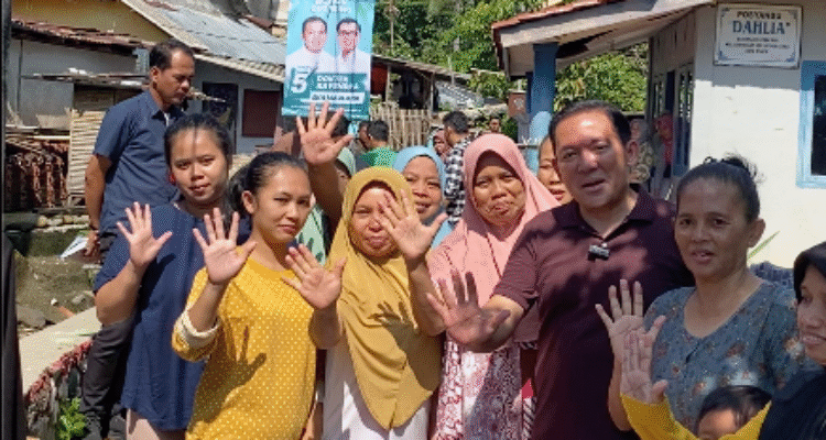 Dokter Rayendra bersama kader Posyandu