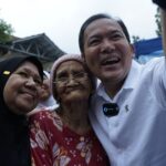 Dokter Rayendra saat berfoto dengan ibu-ibu