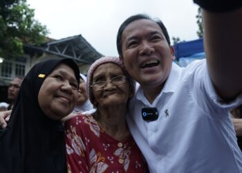 Dokter Rayendra saat berfoto dengan ibu-ibu