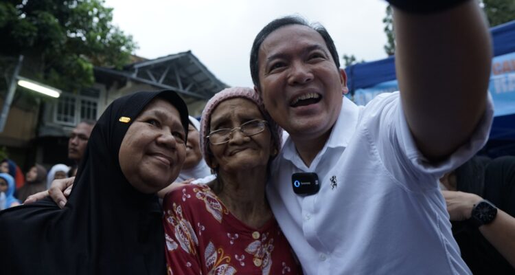 Dokter Rayendra saat berfoto dengan ibu-ibu