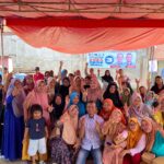 Jenal Mutaqin saat berfoto dengan warga Tanah Baru Bogor Utara