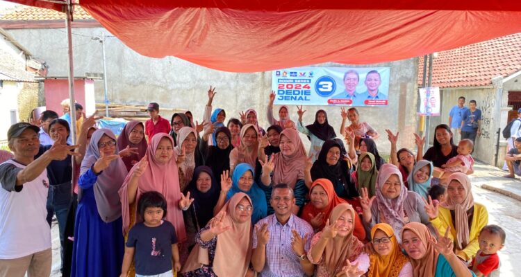 Jenal Mutaqin saat berfoto dengan warga Tanah Baru Bogor Utara