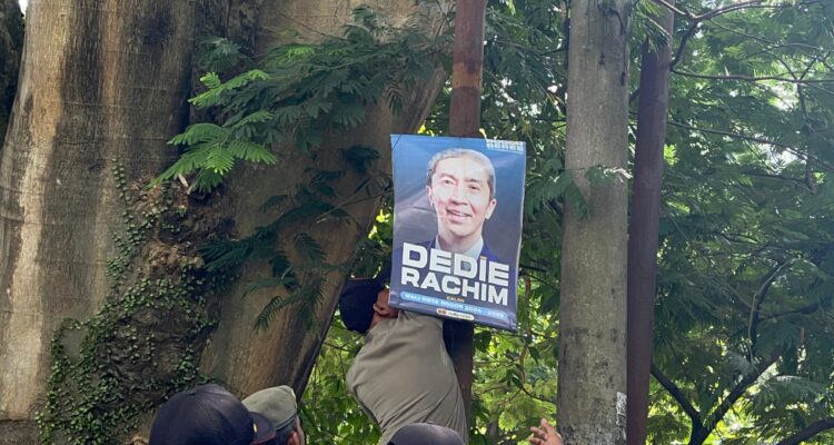 APK Ilegal dicopot oleh Satpol PP Kota Bogor