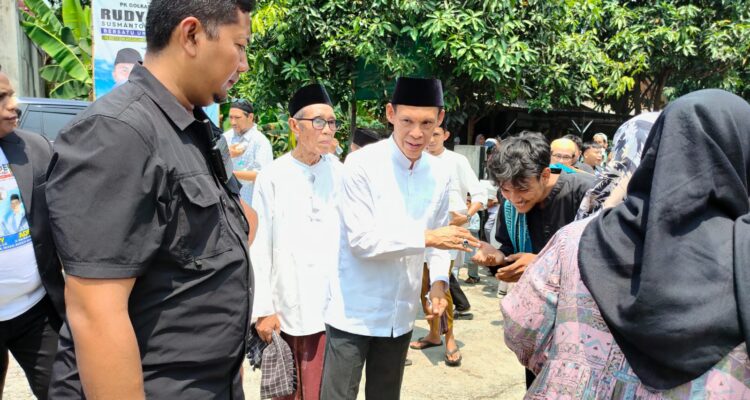 Wakil Bupati Bogor, Ade Jaro saat menyapa warga