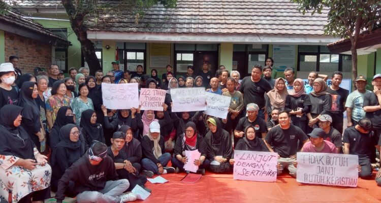 Warga Babakan Baru RW 8 dan RW 18, Cipaku, Kecamatan Bogor Selatan, yang tergabung dalam Forum Komunikasi Babakan Baru Bersatu (FKB3) Kota Bogor, menuntut dihapukan ya biaya sewa dan kembalikan tanah menjadi kavling