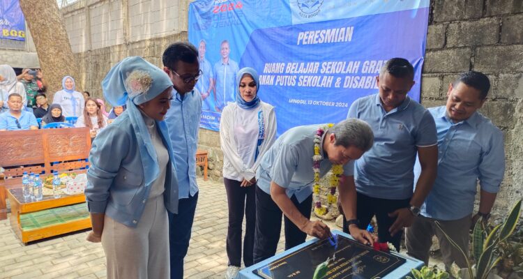 Dedie-Jenal Peresmian ruang belajar PKBM Bakti Nusa