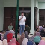 Dokter Rayenda saat menyapa warga dalam acara ngariung sehat di Bubulak Bogor