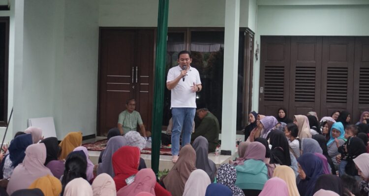 Dokter Rayenda saat menyapa warga dalam acara ngariung sehat di Bubulak Bogor