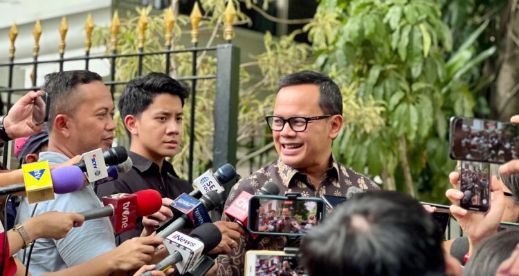 Bima Arya saat di wawancara oleh wartawan seusia bertemu presiden terpilih, Probowo Subianto untuk menjadi calon menteri