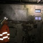 Petugas damkar kota Bogor saat mengevakuasi rumah di lantai 2 terbakar di Cimahpar