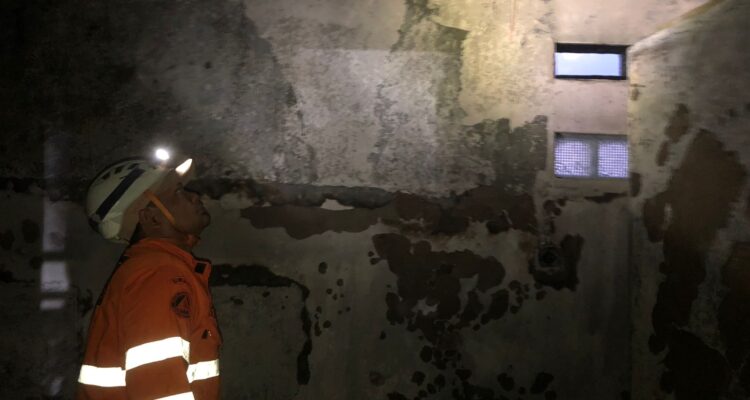 Petugas damkar kota Bogor saat mengevakuasi rumah di lantai 2 terbakar di Cimahpar