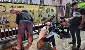 Satnarkoba Polresta Bogor kota saat merazia miras Satnarkoba Polresta Bogor kota saat merazia miras