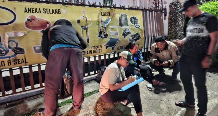 Satnarkoba Polresta Bogor kota saat merazia miras