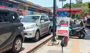Area pemberhentian bus yang di pake oleh parkir liar di surken Bogor Area pemberhentian bus yang di pake oleh parkir liar di surken Bogor