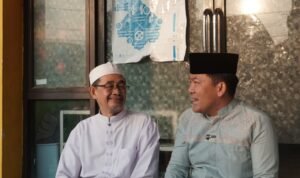 Dokter Rayendra bersama K.H Fuad, salah satu ulama di Kota Bogor Dokter Rayendra bersama K.H Fuad, salah satu ulama di Kota Bogor