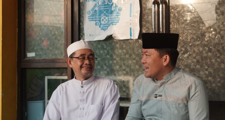 Dokter Rayendra bersama K.H Fuad, salah satu ulama di Kota Bogor