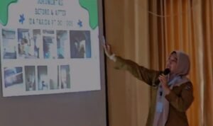 Paparan materi dilakukan oleh Kasi Kemasyrakatan Kelurahan Mekarwangi, Dewi Salamah, SH, MH, Paparan materi dilakukan oleh Kasi Kemasyrakatan Kelurahan Mekarwangi, Dewi Salamah, SH, MH,