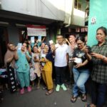 Calon wakil wali kota bogor nomor urut 5 Eka Maulana bersama berfoto dengan warga