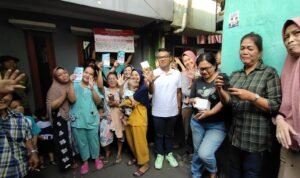Calon wakil wali kota bogor nomor urut 5 Eka Maulana bersama berfoto dengan warga Calon wakil wali kota bogor nomor urut 5 Eka Maulana bersama berfoto dengan warga