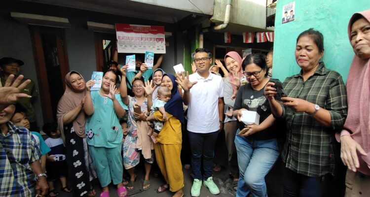 Calon wakil wali kota bogor nomor urut 5 Eka Maulana bersama berfoto dengan warga