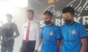 Dua tersangka pembunuhan di Ciampea Bogor saat ditampilkan Dua tersangka pembunuhan di Ciampea Bogor saat ditampilkan