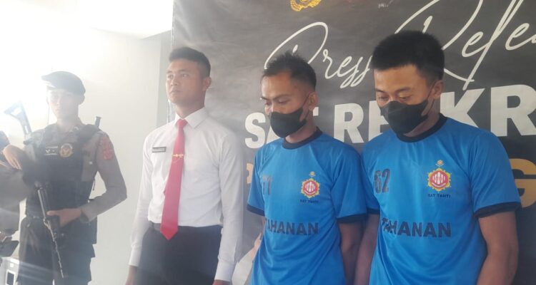 Dua tersangka pembunuhan di Ciampea Bogor saat ditampilkan