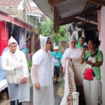 Calon wakil wali kota Bogor nomor urur 5, Eka Maulana saat melakukan blusukan memakai jas hujan