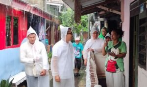 Calon wakil wali kota Bogor nomor urur 5, Eka Maulana saat melakukan blusukan memakai jas hujan Calon wakil wali kota Bogor nomor urur 5, Eka Maulana saat melakukan blusukan memakai jas hujan
