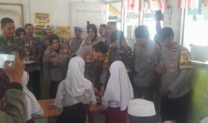 Kapolresta Bogor Kota, Kombes Pol Bismo Teguh Prakoso saat memberikan makanan dalam program makan bergizi di SDN Kebon Kopi, Bogor Tengah, Kota Bogor, Jumat 25 Oktober 2024