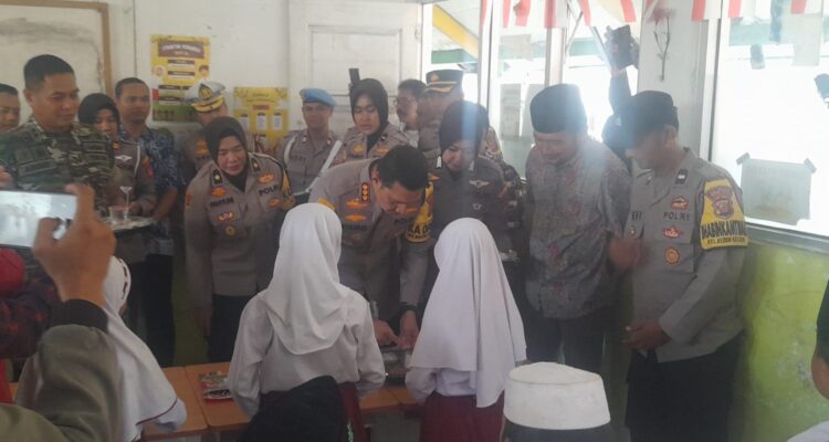 Kapolresta Bogor Kota, Kombes Pol Bismo Teguh Prakoso saat memberikan makanan dalam program makan bergizi di SDN Kebon Kopi, Bogor Tengah, Kota Bogor, Jumat 25 Oktober 2024